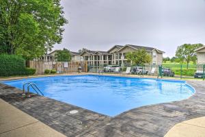 Hồ bơi trong/gần Pristine Holiday Hills Resort Condo in Branson!