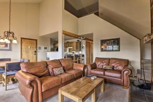 salon z kanapą i stołem w obiekcie Resort Perks and Trail Access Silverthorne Condo! w mieście Silverthorne
