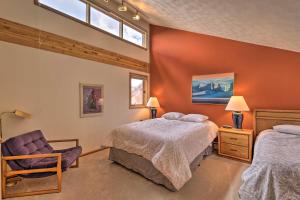 sypialnia z dwoma łóżkami, krzesłem i oknem w obiekcie Resort Perks and Trail Access Silverthorne Condo! w mieście Silverthorne