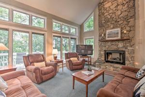 3-Story Home in Wintergreen Resort Deck and Hot Tub