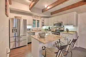 3-Story Home in Wintergreen Resort Deck and Hot Tub