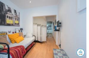 Una sala de estar con un sofá en una habitación. en Portugal here I Come - Alfama-Castelo, en Lisboa