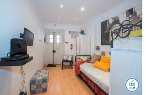 Un dormitorio con una cama y un televisor. en Portugal here I Come - Alfama-Castelo, en Lisboa