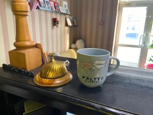 een koffiekopje bovenop een tafel bij Good Cat in Irkoetsk