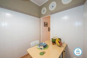 una habitación con una mesa con un reloj en la pared en Portugal here I Come - Alfama-Castelo, en Lisboa 32 fotos más