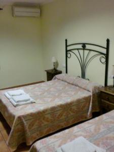 Postel nebo postele na pokoji v ubytování Hostal las Tres Jotas