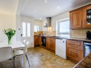 A kitchen or kitchenette at Holkham View 