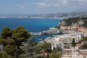 - une vue sur la ville et une étendue d'eau dans l'établissement Mont Boron Magnificent View-3 Rooms - Wifi - A.C, à Nice