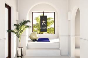 un corridoio con scala bianca con una pianta in vaso di Hotel Esencia a Xpu Ha