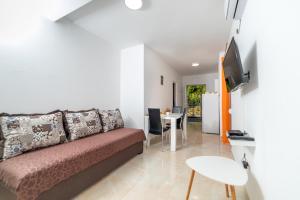 TV a/nebo společenská místnost v ubytování Java Apartments