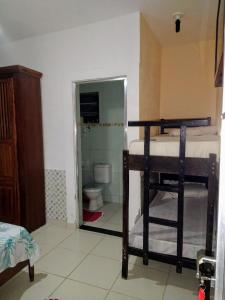 um quarto com um beliche e uma casa de banho com um WC. em Suíte 10 com wifi a 4 min da praia em Caraguá em Caraguatatuba