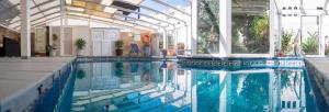 בריכת השחייה שנמצאת ב-Hotel Senderos או באזור