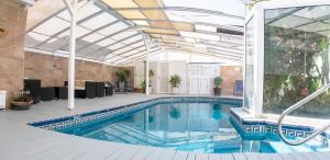 בריכת השחייה שנמצאת ב-Hotel Senderos או באזור