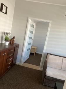 een kamer met een deur naar een kamer met een stoel bij Apartament Fabryczna 35 in Białystok