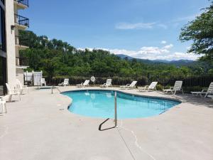 uma piscina com espreguiçadeiras em Gatlinburg Chateau Condo 302 em Gatlinburg