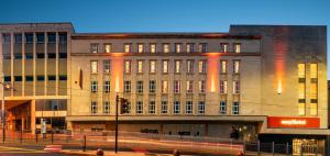 Un gran edificio en una calle de la ciudad por la noche. en easyHotel Sheffield, en Sheffield
