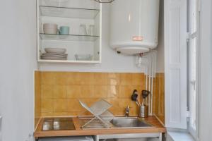 Kuhinja ili čajna kuhinja u objektu Comfortable studio apartment close to Avignon Bridge Welkeys