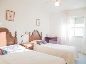 Łóżko lub łóżka w pokoju w obiekcie Apartamentos Irta Playa