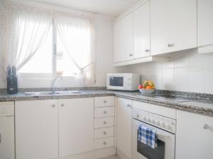 Kuchnia lub aneks kuchenny w obiekcie Apartamentos Irta Playa