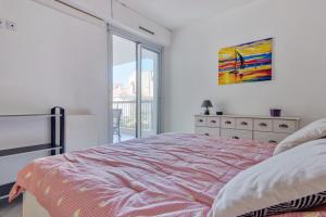 ein Schlafzimmer mit einem Bett und einem Wandgemälde in der Unterkunft 1br w AC and terrace in the heart of Toulon near train station Welkeys in Toulon