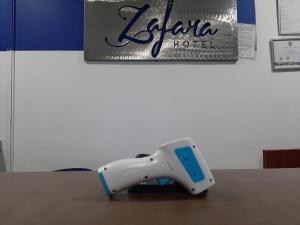 un controller di videogiochi seduto sopra un tavolo di Zafara Hotel a Santa Marta