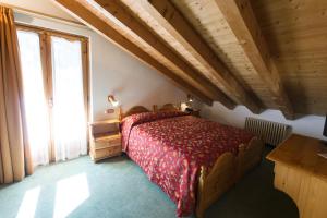 1 dormitorio con cama y ventana grande en Hotel Aurora, en Cimego