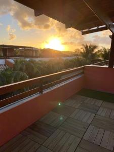 vistas a la puesta de sol desde el balcón de un complejo en Cond Residencial Resort Pipa Chalés Triplex - Centro de Pipa, en Pipa