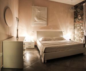 ボルゲリにあるAgriturismo Ferrugginiのベッドルーム(大型ベッド1台、ナイトスタンド付)