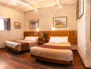 una habitación de hotel con 2 camas en una habitación en Acolpacha Tambo Boutique, en Arequipa