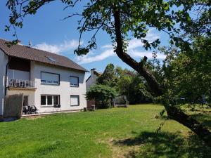 een uitzicht op een huis met een tuin bij Ferienwohnung Eyb in Ansbach