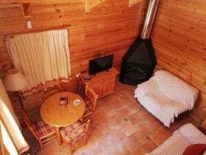 einen Blick über ein Zimmer mit einem Tisch und einem Herd in der Unterkunft CASA DE MADERA ZUMACAR V in Cazorla
