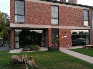 鲁汶Studio's Park - Heverlee的建筑前的一大个蜘蛛雕像