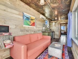 TV a/nebo společenská místnost v ubytování FlopHouze Shipping Container Hotel