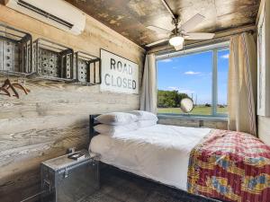 Postel nebo postele na pokoji v ubytování FlopHouze Shipping Container Hotel