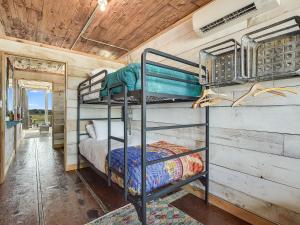 Postel nebo postele na pokoji v ubytování FlopHouze Shipping Container Hotel