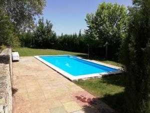 una piscina en el patio de una casa en CASA DE MADERA ZUMACAR VI, en Cazorla