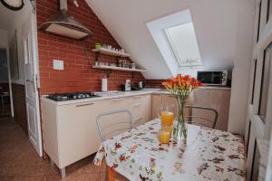 una cocina con una mesa con un jarrón de flores. en Agroturystyka Małgosia, en Lubiąż