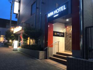 un bâtiment avec un panneau indiquant un hôtel miami dans l'établissement APA Hotel Machidaeki-Higashi, à Machida