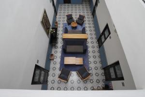 einen Blick über ein Wohnzimmer mit Stühlen und Tischen in der Unterkunft Hotel Sofia in Puebla