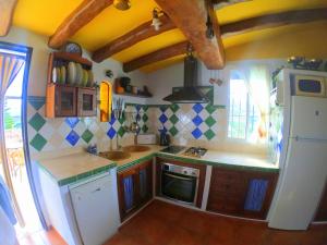 Kuchyňa alebo kuchynka v ubytovaní Casa La Araucaria
