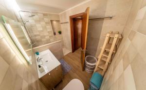 un piccolo bagno con lavandino e doccia di Holiday house in elite residential area of Faro a Faro Altre 40 foto