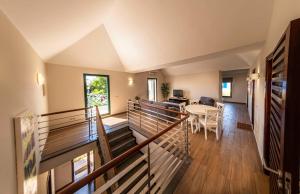 vista su un soggiorno e una sala da pranzo di Holiday house in elite residential area of Faro a Faro