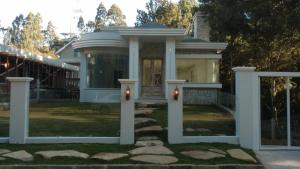 ein Haus mit einer Eingangstür und einem Tor in der Unterkunft A VIDA É BELLA in Gramado