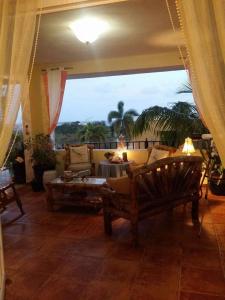 Casa Bonita Inn في لا بارغيرا: غرفة معيشة مع أريكة وطاولة