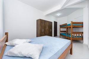 1 dormitorio con 1 cama y 1 litera en Residencial Melfi III - Apartamento Térreo, en Bombinhas