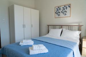 ケラモティにあるAnastasia Apartmentのベッドルーム1室(ベッド1台、タオル2枚付)