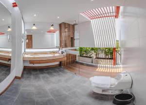 Ένα μπάνιο στο Alko Hotel Integrado