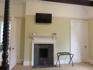 A television and/or entertainment centre at Ravenswood House B&B