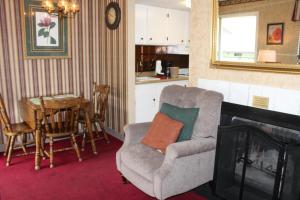 een woonkamer met een stoel en een tafel bij Oak Square 201 in Gatlinburg