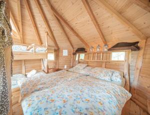 
Postel nebo postele na pokoji v ubytování Treehouses Sněžník
